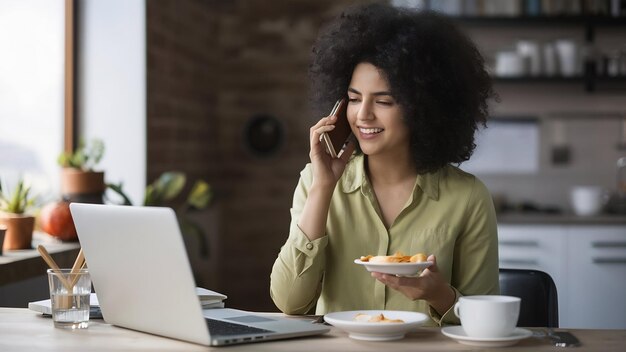 Foto uma senhora linda a trabalhar com um portátil e a falar no smartphone e a tomar o pequeno-almoço.