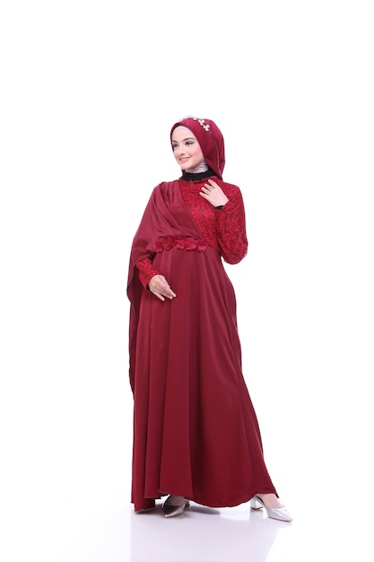 Uma senhora usa uma maquiagem de vestido de noiva no modelo hijab da malásia ou indonésia beleza ou conceito eidul fitri