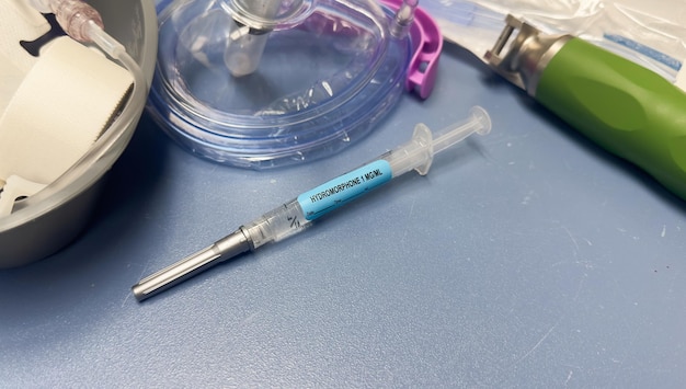 Uma seringa com uma etiqueta azul que diz 'seringa, por exemplo'