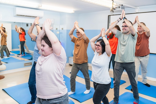 Uma sessão de alongamento de ioga animada e inclusiva com estudantes com Síndrome de Down