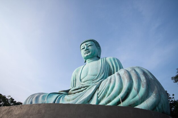 Uma silhueta de Daibutsu ou Grande Buda de Lampang A estátua monumental de bronze