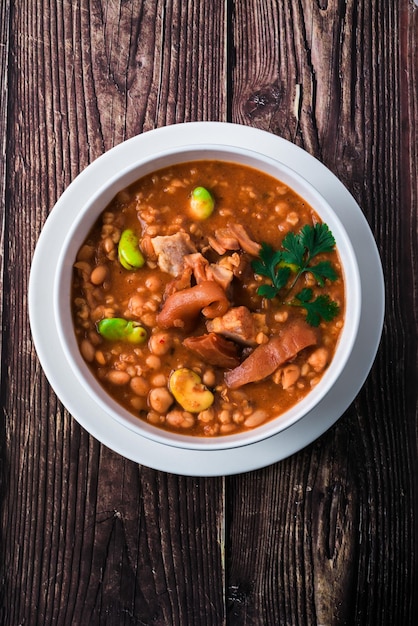 Foto uma sopa tradicional de shambar peruana grãos de trigo feijão grão-de-bico grão-de-bico e feijão seco presunto de frango orelhas de porco e cauda de porco