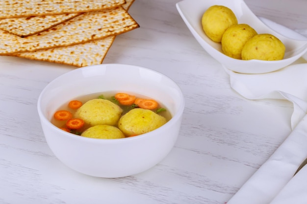 Uma sopa tradicional judaica ashkenazi com bolas de matzá feitas de uma mistura de farinha de matzá frango boui