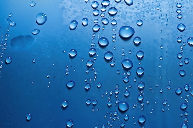 Uma superfície azul com gotas de água