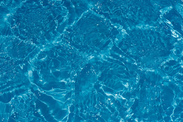 Uma superfície de água azul com a palavra aqua nela