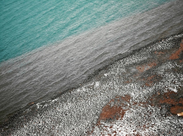 Uma superfície de água azul com uma linha branca no meio dela.