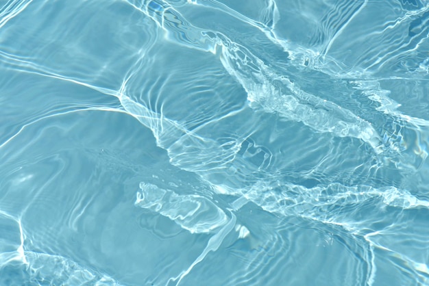 Uma superfície de água com ondulações