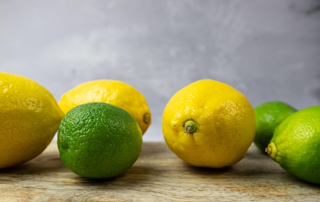 Uma tábua de cortar com limões e limas