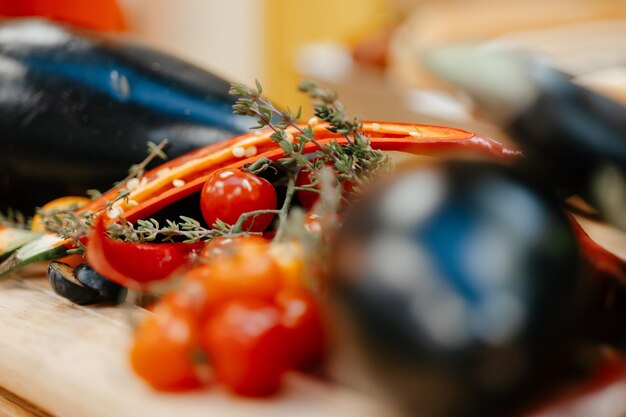 Foto uma tábua de corte com comida vegetariana de legumes