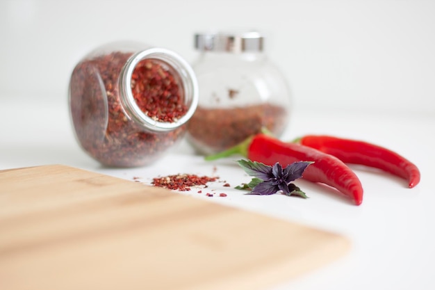 Foto uma tábua de cozinha nos ingredientes de primeiro plano ao fundo especiarias de manjericão pimenta