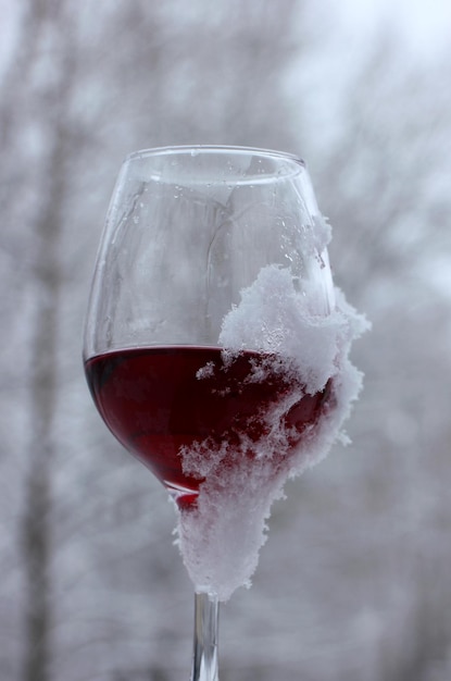 Uma taça de vinho tinto em um fundo branco