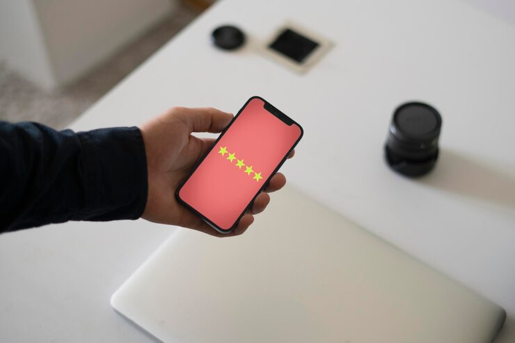 Foto uma tela de smartphone com feedback positivo de avaliação de qualidade de cinco estrelas