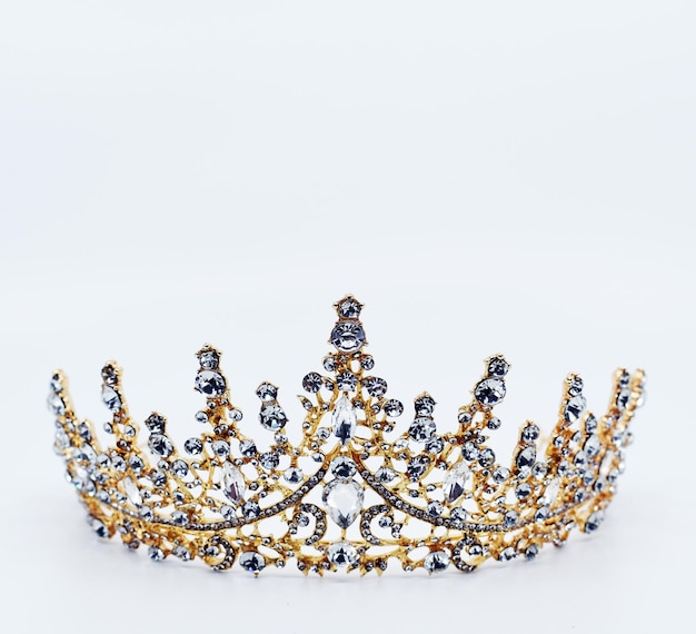 Uma tiara de ouro com diamantes é feita pela rainha.