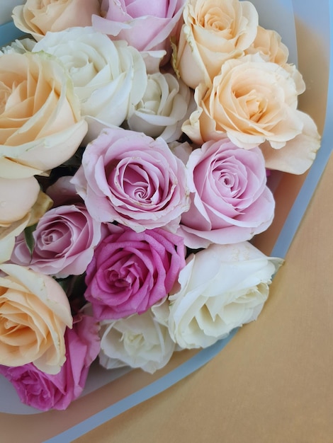 Uma tigela azul com rosas cor-de-rosa e brancas.