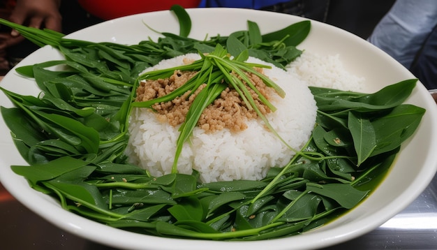 Uma tigela branca com arroz e verduras no topo