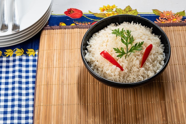 Uma tigela com arroz em uma mesa