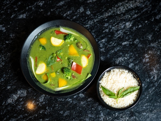 Uma tigela de arroz com brócolis está ao lado de uma tigela de arroz branco.