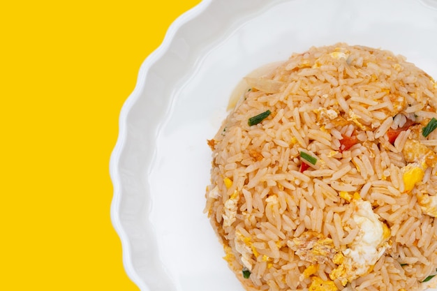 Uma tigela de arroz com fundo amarelo