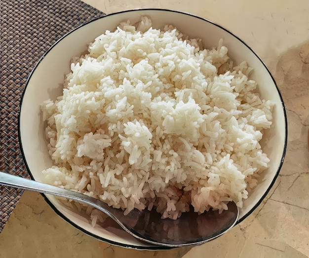 Uma tigela de arroz com um garfo