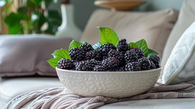 uma tigela de bagas com folhas em uma mesa