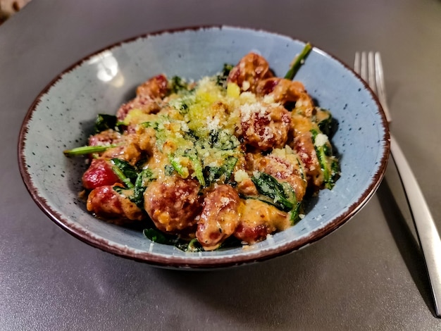 Uma tigela de comida com espinafre e queijo