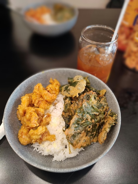 Uma tigela de comida com um canudo ao lado