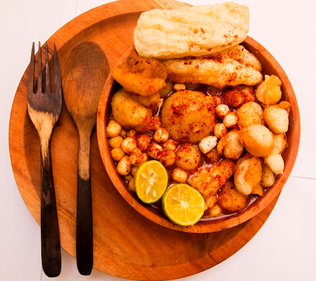 Uma tigela de comida com uma colher e um garfo ao lado