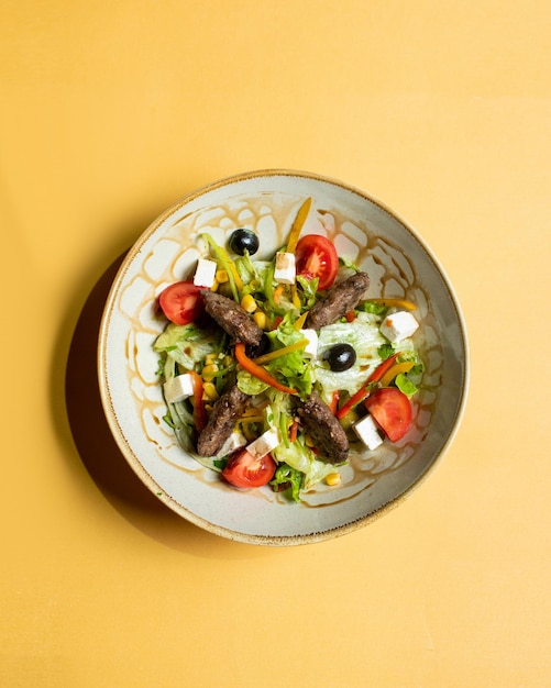 Uma tigela de comida com uma salada