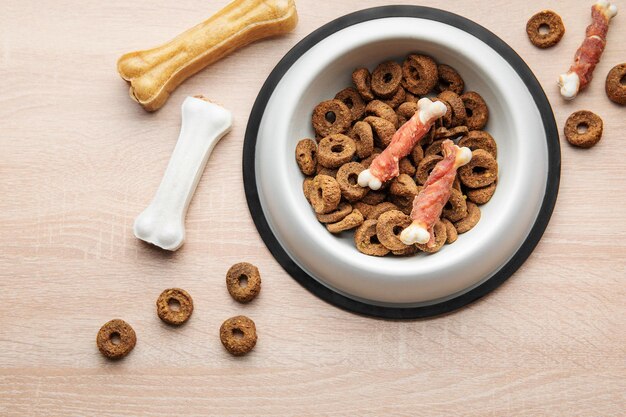 Uma tigela de comida de cachorro em um piso de madeira