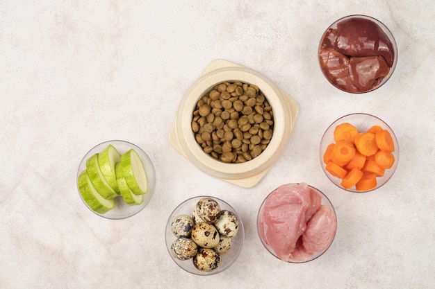 Uma tigela de comida seca para animais de estimação ingredientes para preparar comida para cães e gatos vista de cima