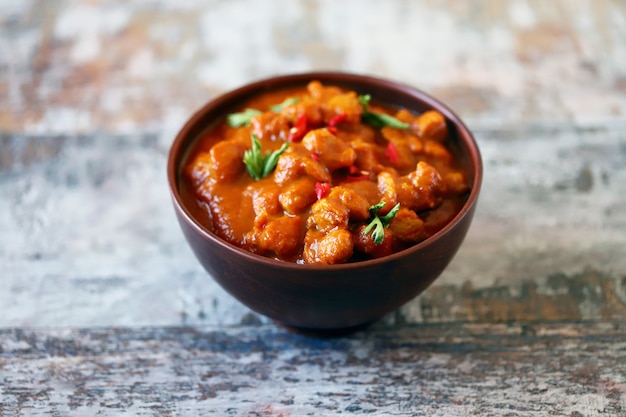 Uma tigela de curry de soja.