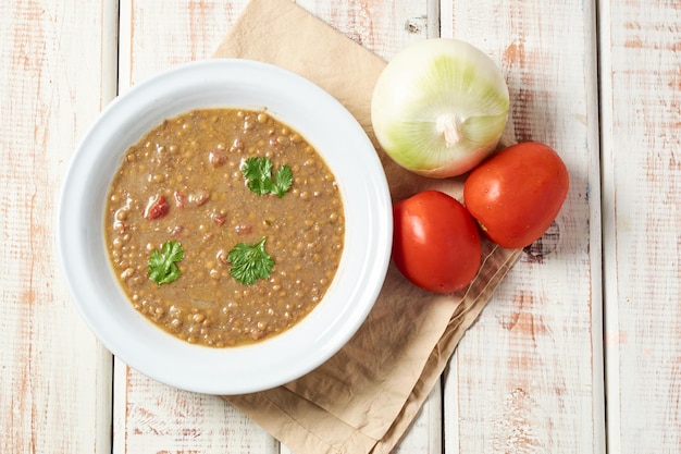 Uma tigela de deliciosa sopa de lentilha com curry caseira