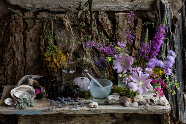 Uma tigela de flores com uma colher