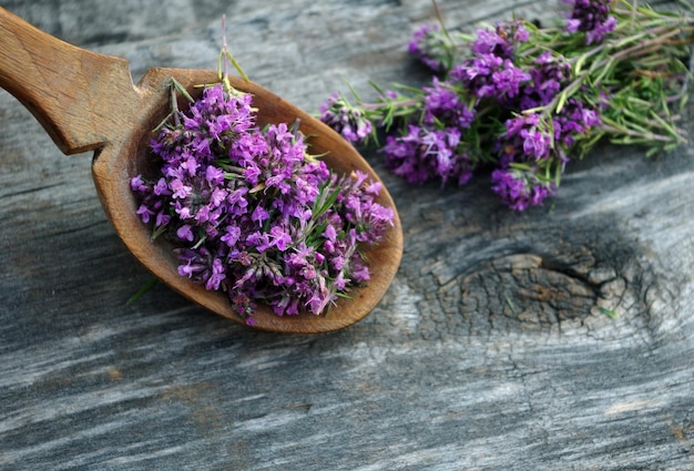 uma tigela de flores de lavanda em uma mesa de madeira