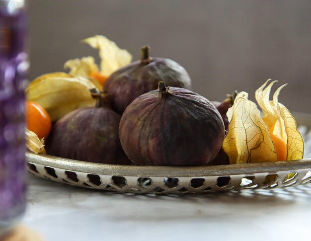 Uma tigela de frutas com amarelo e laranja