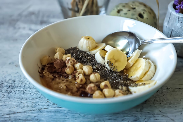 Uma tigela de granola com banana, sementes de chia e nozes.