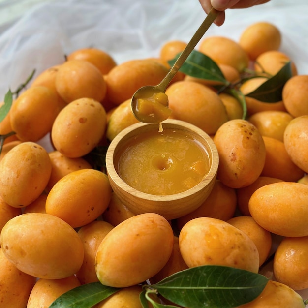 Uma tigela de kumquat com uma colher