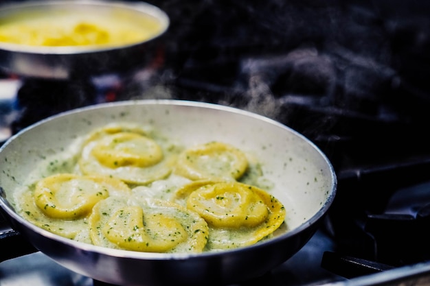 Uma tigela de macarrão com uma panela de macarrão