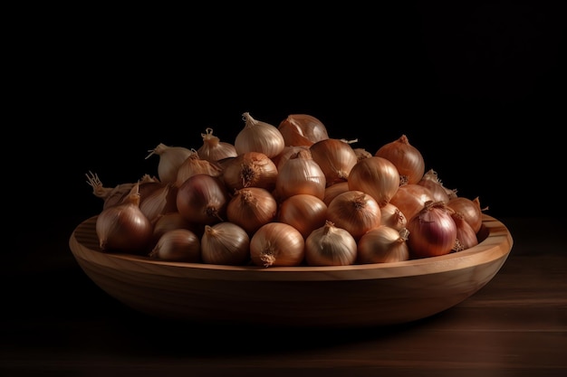 Uma tigela de madeira com cebolas está sobre uma mesa com fundo preto.