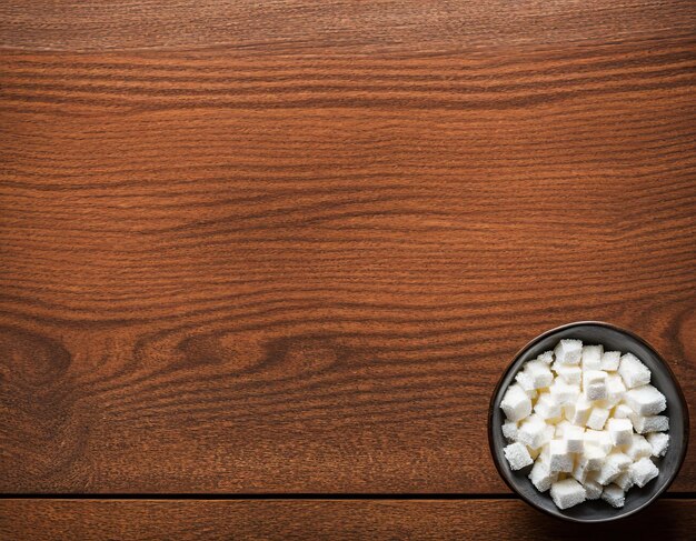 Foto uma tigela de marshmallow em uma mesa de madeira