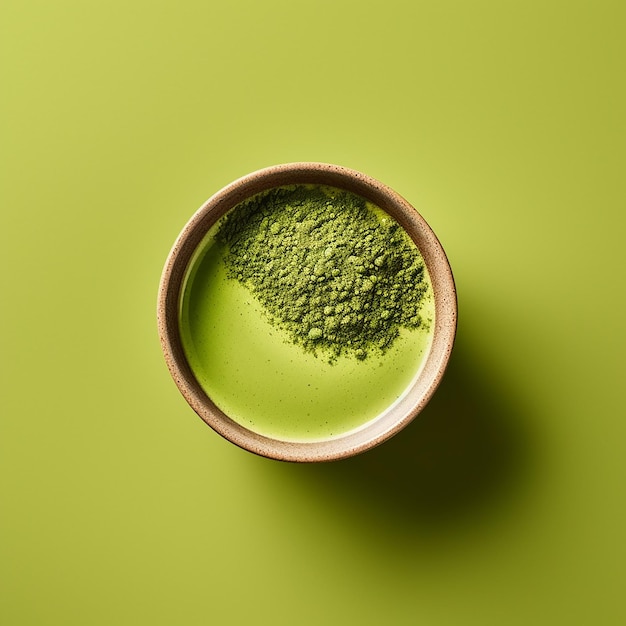 Uma tigela de matcha em pó com fundo verde