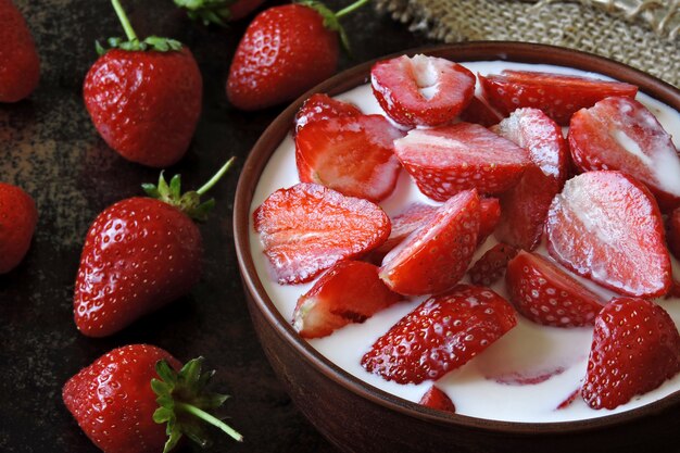 Uma tigela de morangos com creme. Sobremesa saudável colorida. Dieta Keto. Sobremesa Keto