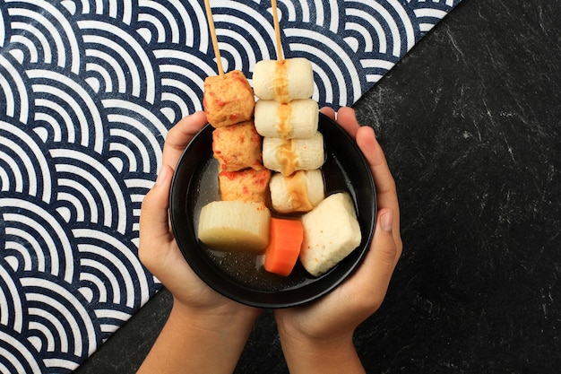 Uma tigela de oden japonês Fish Ball Sopa Espeto