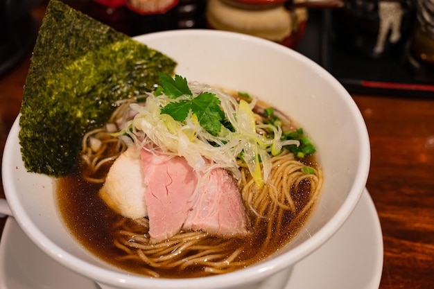 Foto uma tigela de ramen com carne e legumes