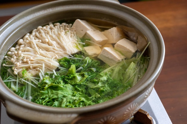 Uma tigela de ramen com tofu e tofu