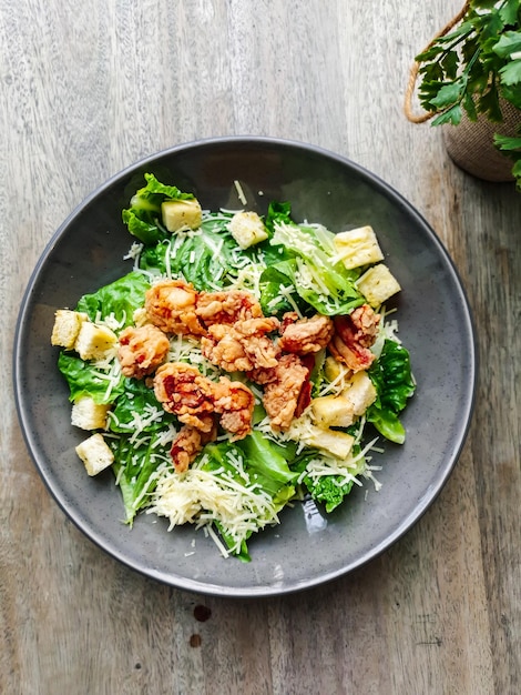 Foto uma tigela de salada com frango e queijo