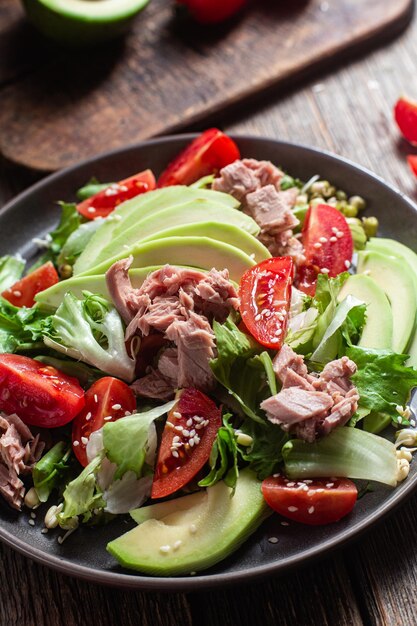 Foto uma tigela de salada de atum com abacate e tomate