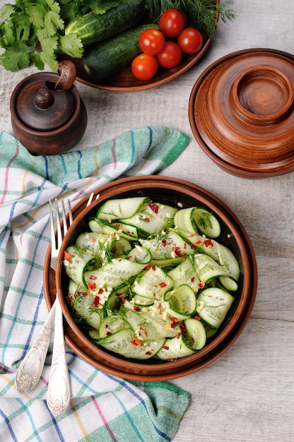 Uma tigela de salada de tiras de pepino com especiarias, alho e endro Estilo rústico