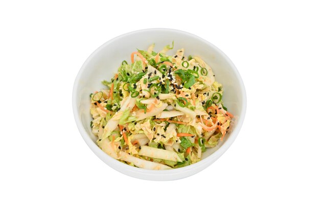 uma tigela de salada mista saudável e com fundo branco
