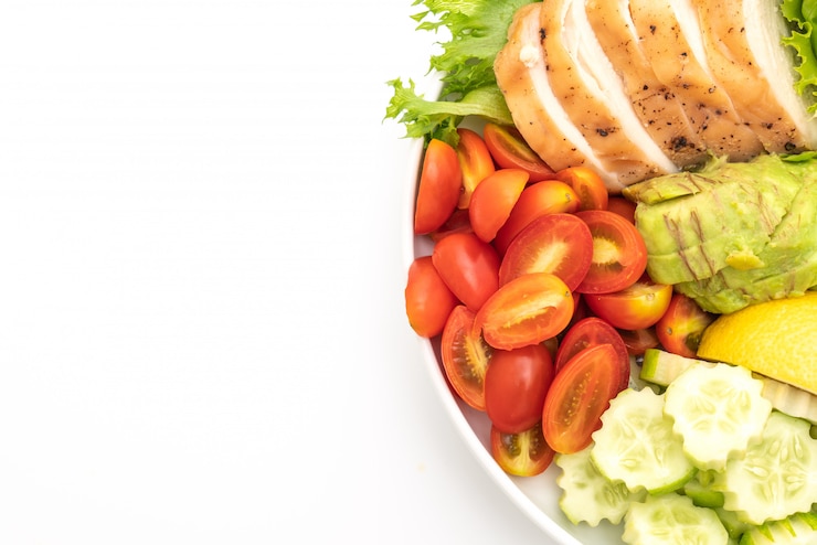 Foto uma tigela de salada saudável com peito de frango.